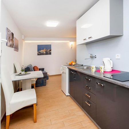 Apartments And Room Silvana Rovinj Exterior photo