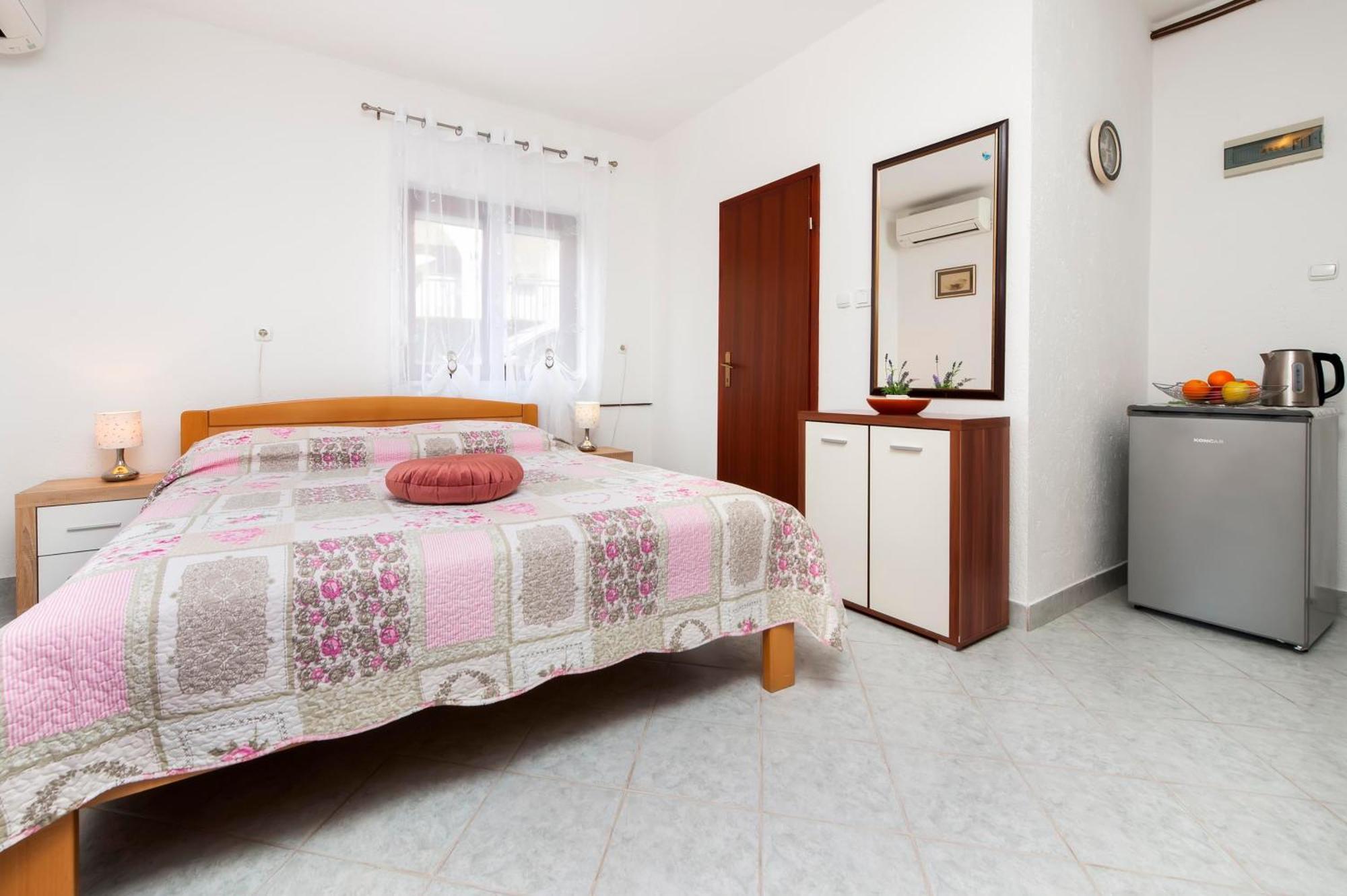 Apartments And Room Silvana Rovinj Exterior photo