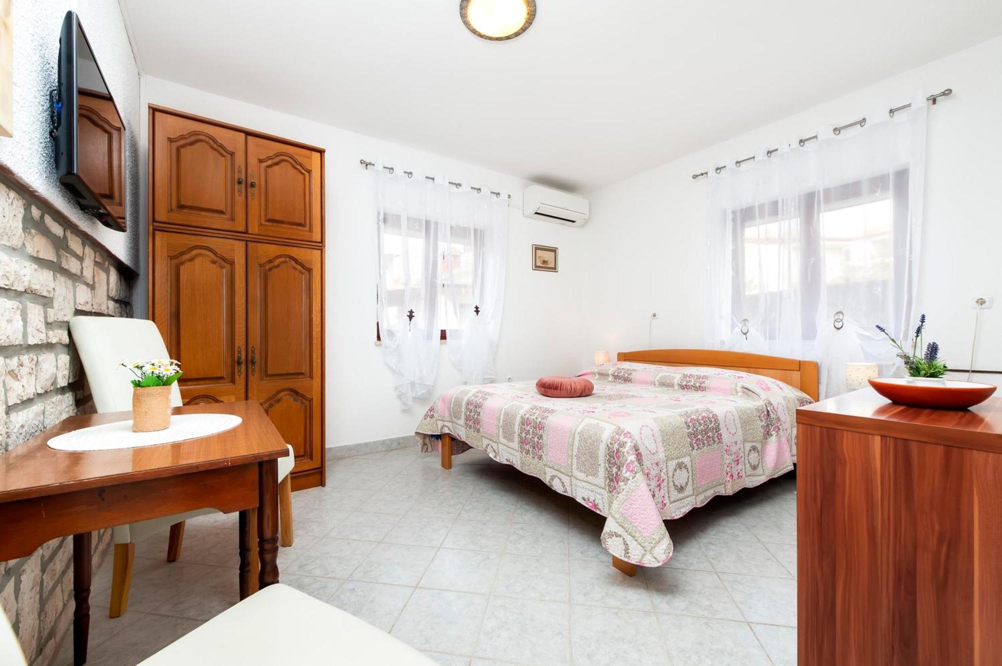 Apartments And Room Silvana Rovinj Exterior photo
